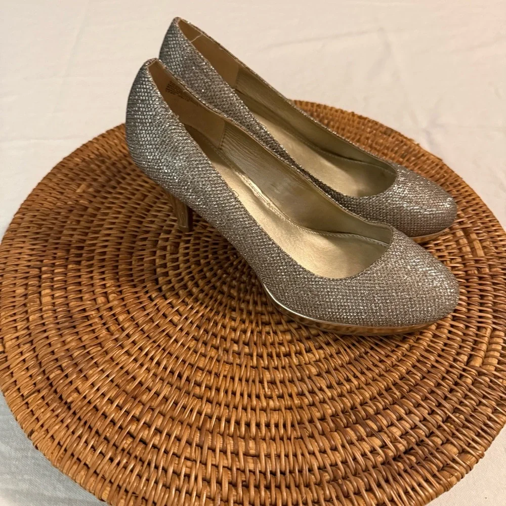Bandolino Shimmering Silver Gold Heels‎